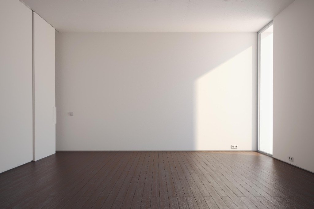 Renovuota tuščia patalpa su medinėmis grindimis
